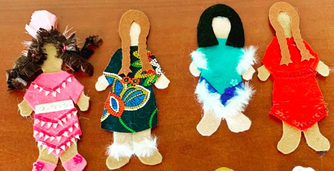 Faceless dolls created by students
