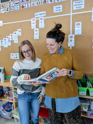 2 women reading a book